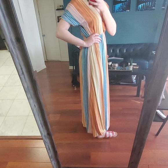 Forever 21 Other - Multicolored short sleeve, deep v neck maxi dress